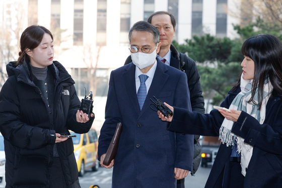 '강서구청장 선거 개입 의혹' 김규현 전 국정원장 경찰 조사