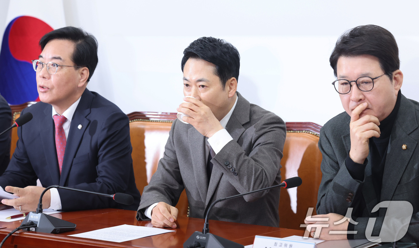 (서울=뉴스1) 신웅수 기자 = 장동혁 국민의힘 대표가 12일 서울 여의도 국회에서 열린 최고위원회의에서 목을 축이고 있다. 2026.3.12/뉴스1