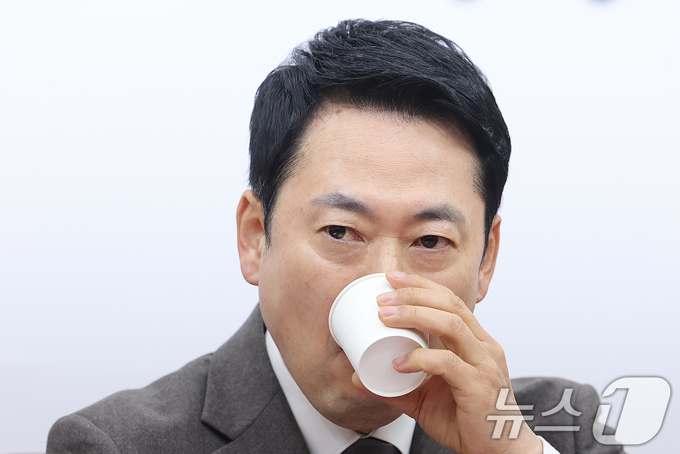 (서울=뉴스1) 신웅수 기자 = 장동혁 국민의힘 대표가 12일 서울 여의도 국회에서 열린 최고위원회의에서 목을 축이고 있다. 2026.3.12/뉴스1