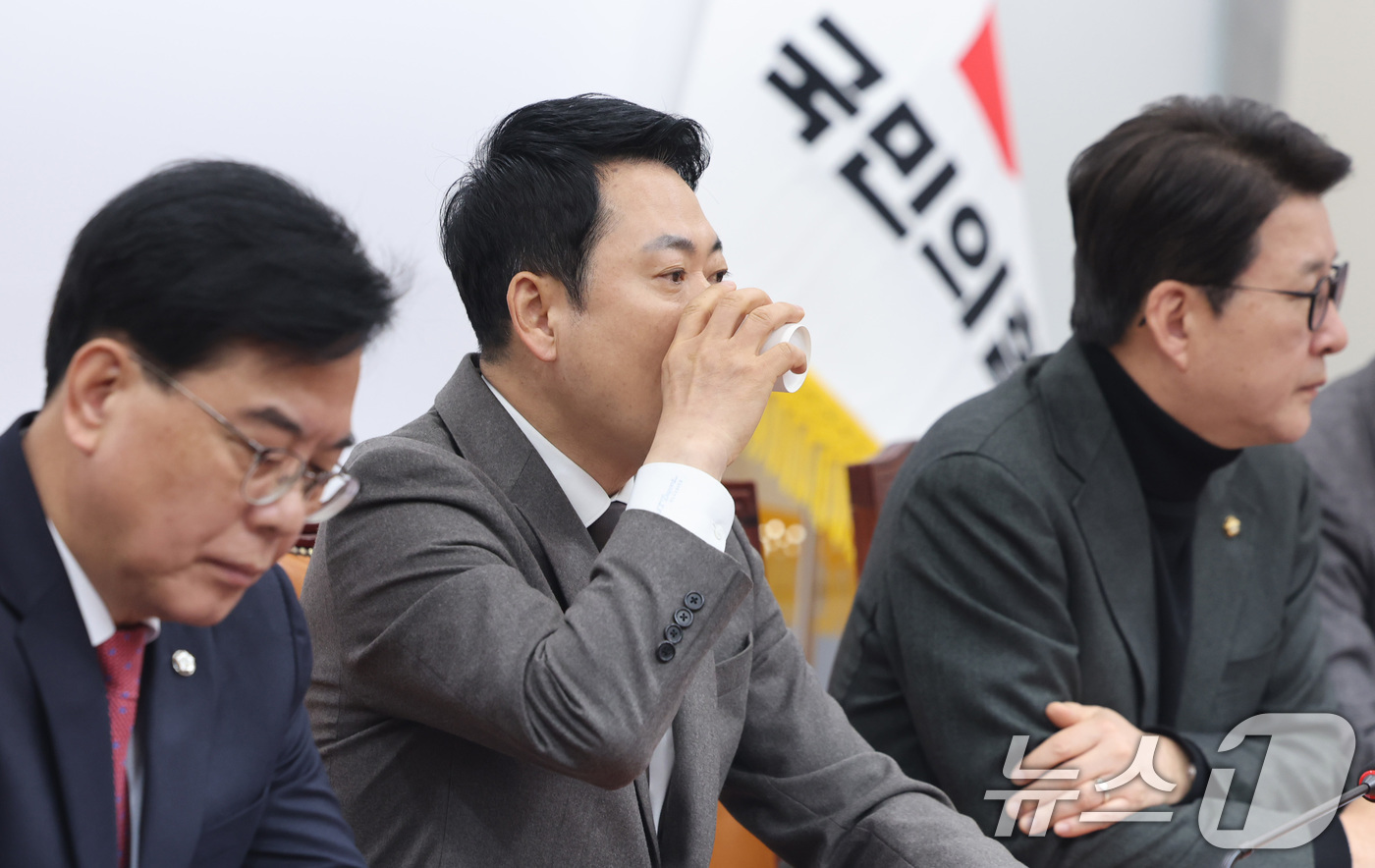 (서울=뉴스1) 신웅수 기자 = 장동혁 국민의힘 대표가 12일 서울 여의도 국회에서 열린 최고위원회의에서 목을 축이고 있다. 2026.3.12/뉴스1