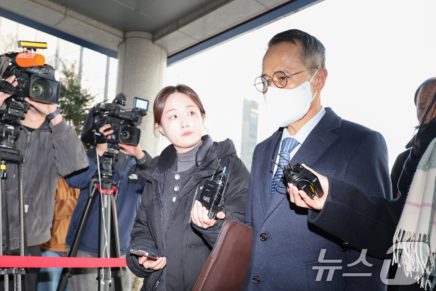 (서울=뉴스1) 안은나 기자 = 강서구청장 보궐선거 개입 의혹을 받고 있는 김규현 전 국정원장이 12일 오전 마포구 서울경찰청 광역수사단에서 피의자 신분으로 조사를 받기 위해 출석 …