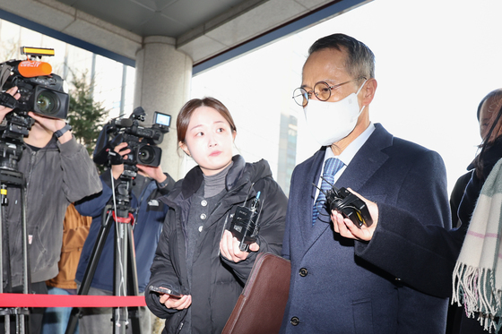 경찰 조사 출석하는 김규현 전 국정원장