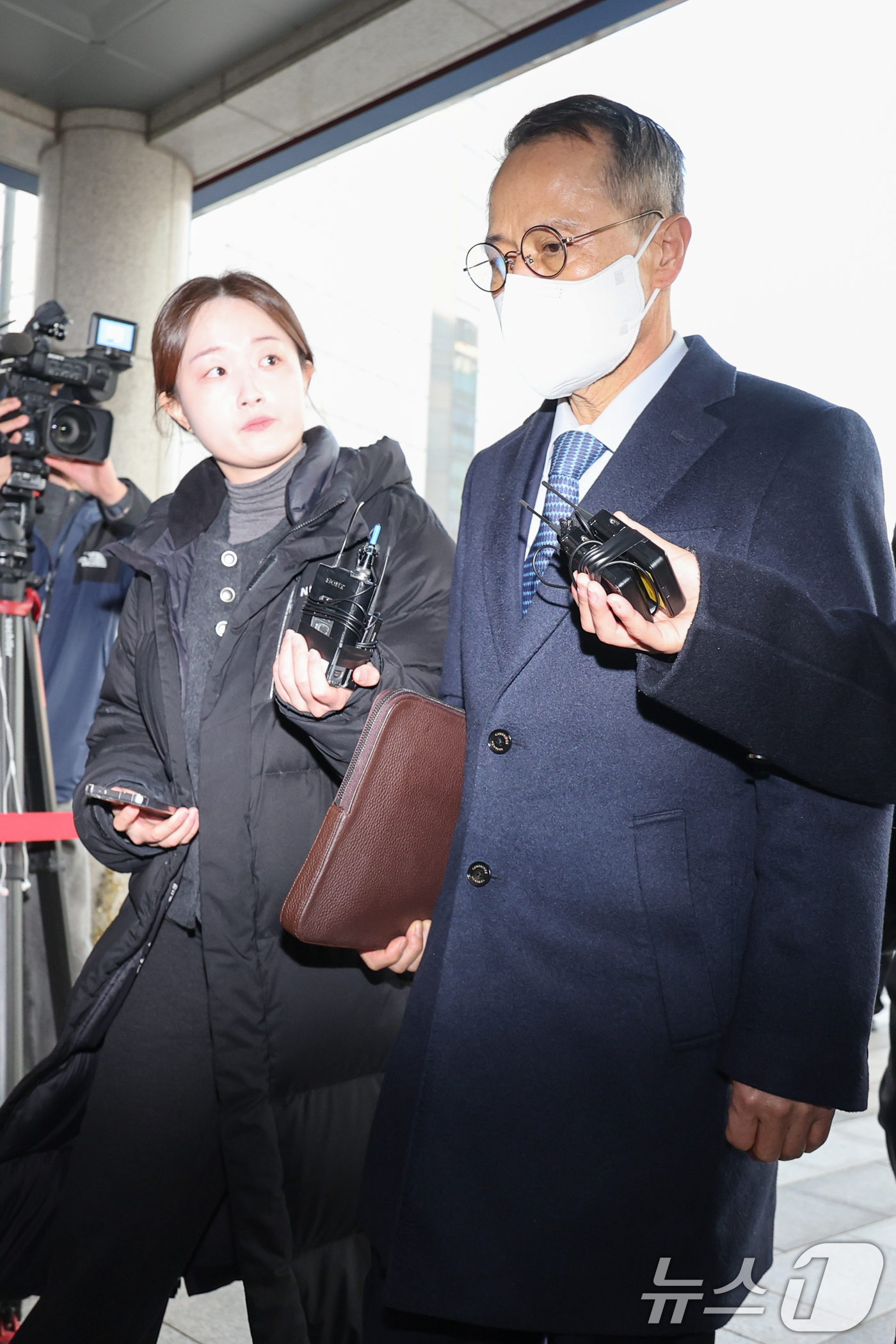 (서울=뉴스1) 안은나 기자 = 강서구청장 보궐선거 개입 의혹을 받고 있는 김규현 전 국정원장이 12일 오전 마포구 서울경찰청 광역수사단에서 피의자 신분으로 조사를 받기 위해 출석 …