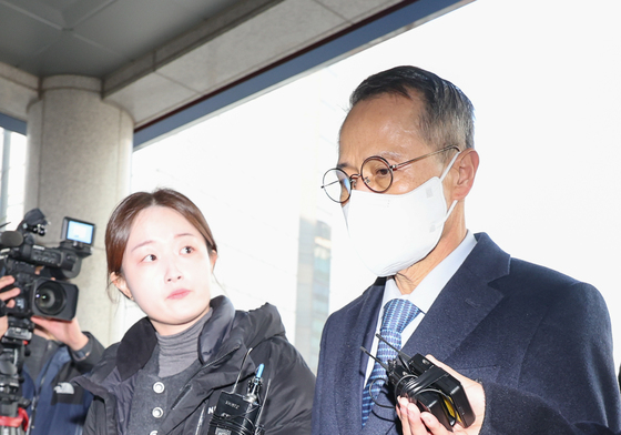 경찰 조사 출석하는 김규현 전 국정원장