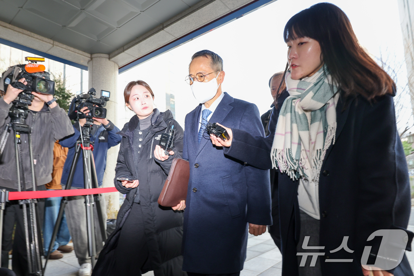 (서울=뉴스1) 안은나 기자 = 강서구청장 보궐선거 개입 의혹을 받고 있는 김규현 전 국정원장이 12일 오전 마포구 서울경찰청 광역수사단에서 피의자 신분으로 조사를 받기 위해 출석 …