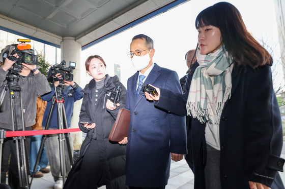 김규현 전 국정원장, '강서구청장 선거 개입 의혹' 경찰 출석