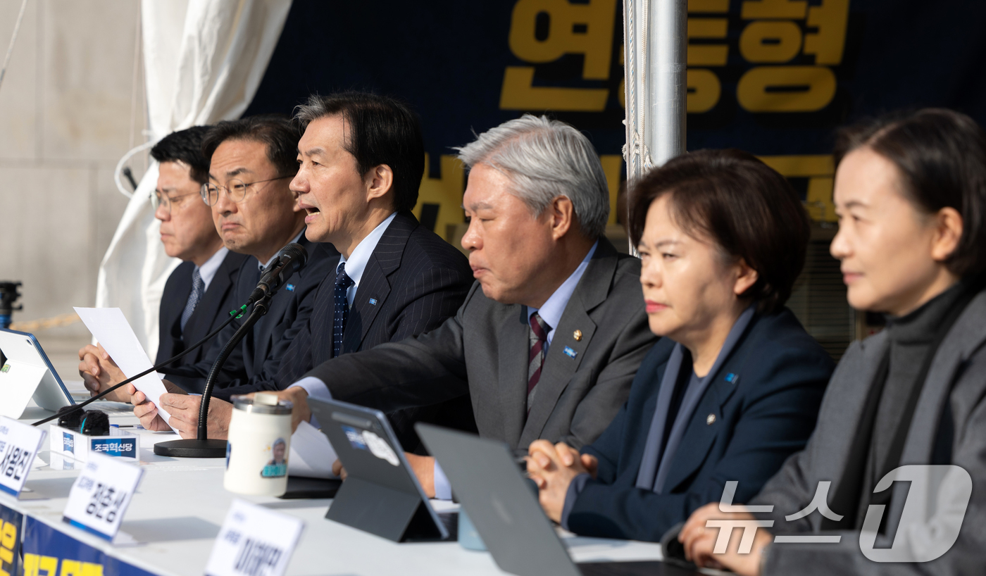 (서울=뉴스1) 이승배 기자 = 조국 조국혁신당 대표가 12일 서울 여의도 국회 본청 앞 천막에서 열린 최고위원회의에서 모두발언하고 있다. 2026.3.12/뉴스1