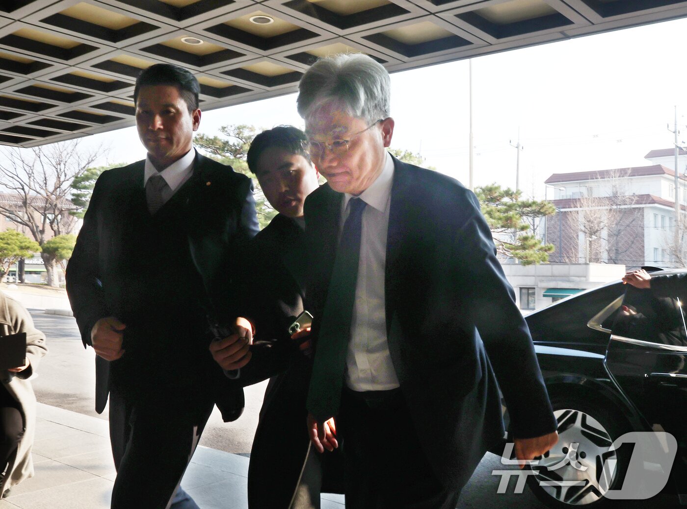 본문 이미지 - 김상환 헌법재판소 소장이 12일 오전 서울 종로구 헌법재판소로 출근하고 있다.2026.3.12 ⓒ 뉴스1 김진환 기자