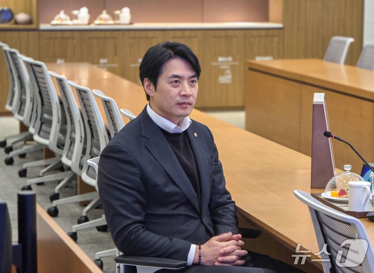 본문 이미지 - 한준호 의원이 11일 삼성전자 평택캠퍼스에서 삼성전자 관계자로부터 반도체 산업의 현안과 기업 애로사항을 듣고 있다.