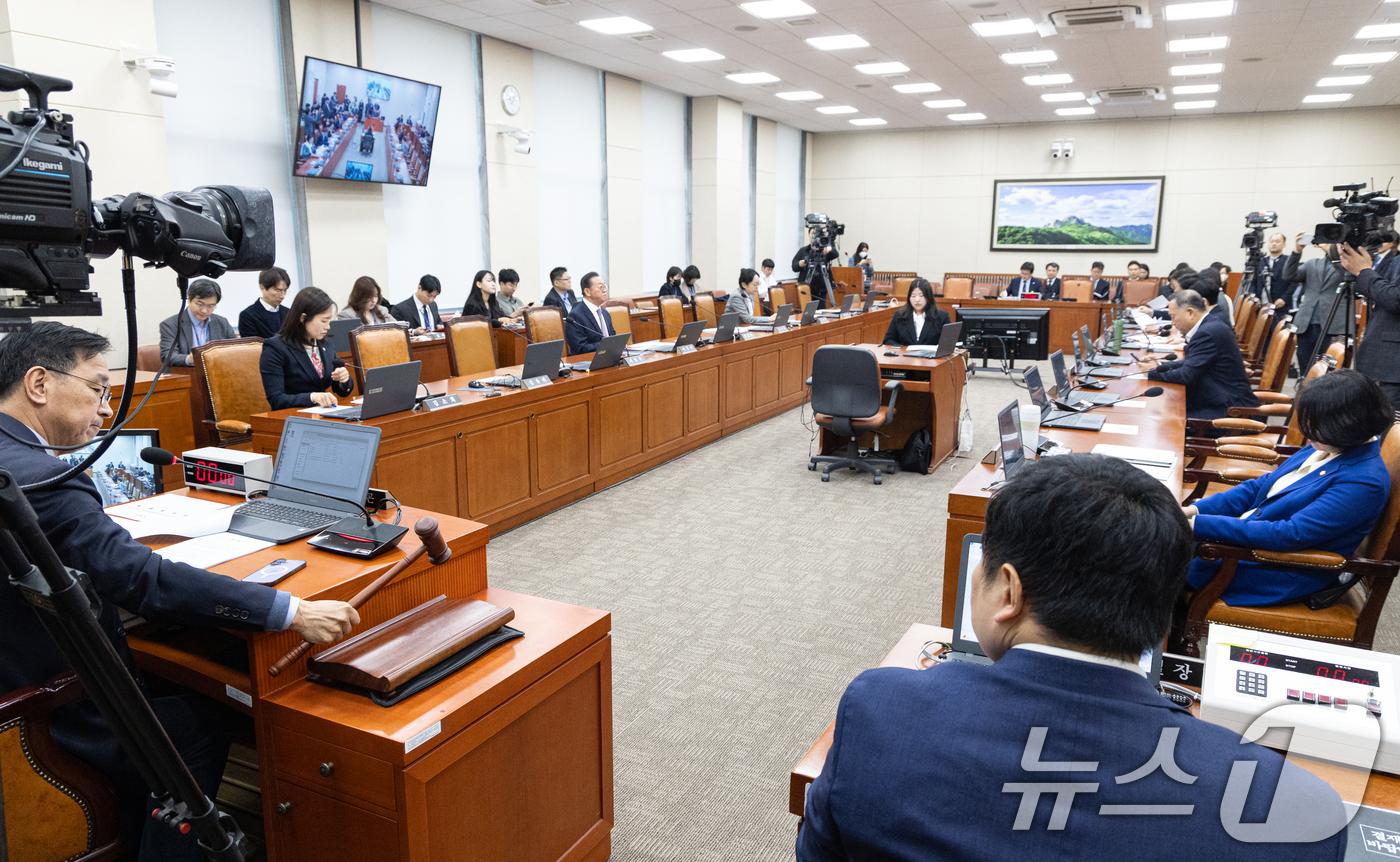 (서울=뉴스1) 이승배 기자 = 12일 서울 여의도 국회에서 열린 제433회국회(임시회) 기후에너지환경노동위원회 제9차 전체회의에서 위성곤 위원장이 의사진행을 하고 있다. 2026 …