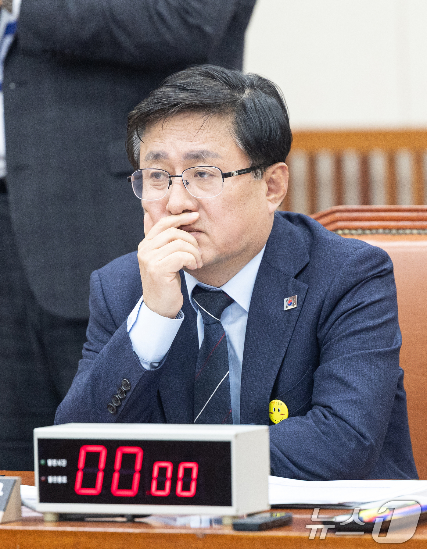 (서울=뉴스1) 이승배 기자 = 12일 서울 여의도 국회에서 열린 제433회국회(임시회) 기후에너지환경노동위원회 제9차 전체회의에서 김성환 기후에너지환경부 장관이 생각에 잠겨있다. …