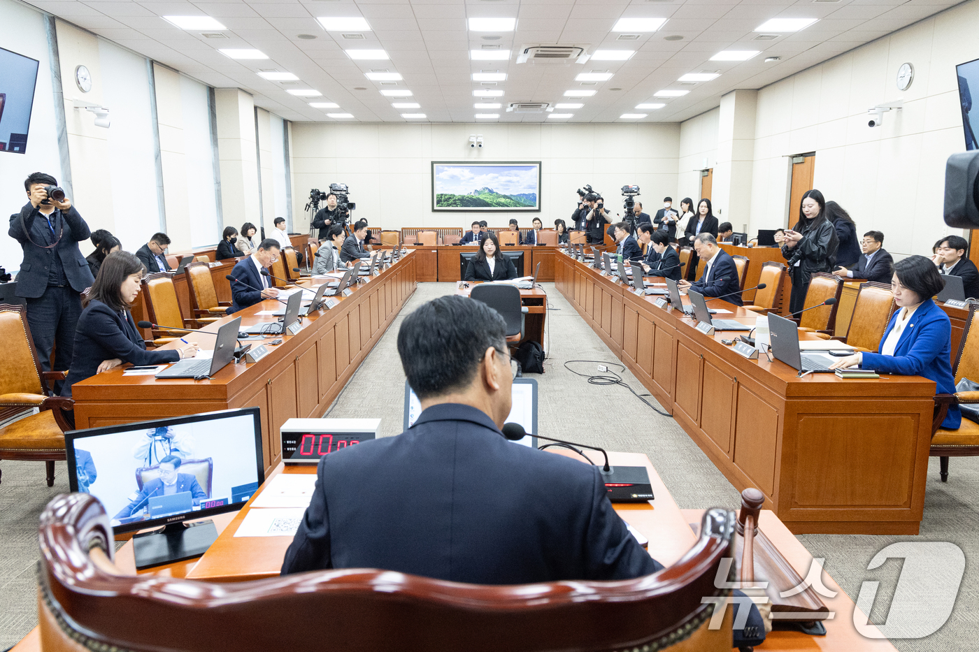 (서울=뉴스1) 이승배 기자 = 12일 서울 여의도 국회에서 열린 제433회국회(임시회) 기후에너지환경노동위원회 제9차 전체회의에서 위성곤 위원장이 의사진행을 하고 있다. 2026 …