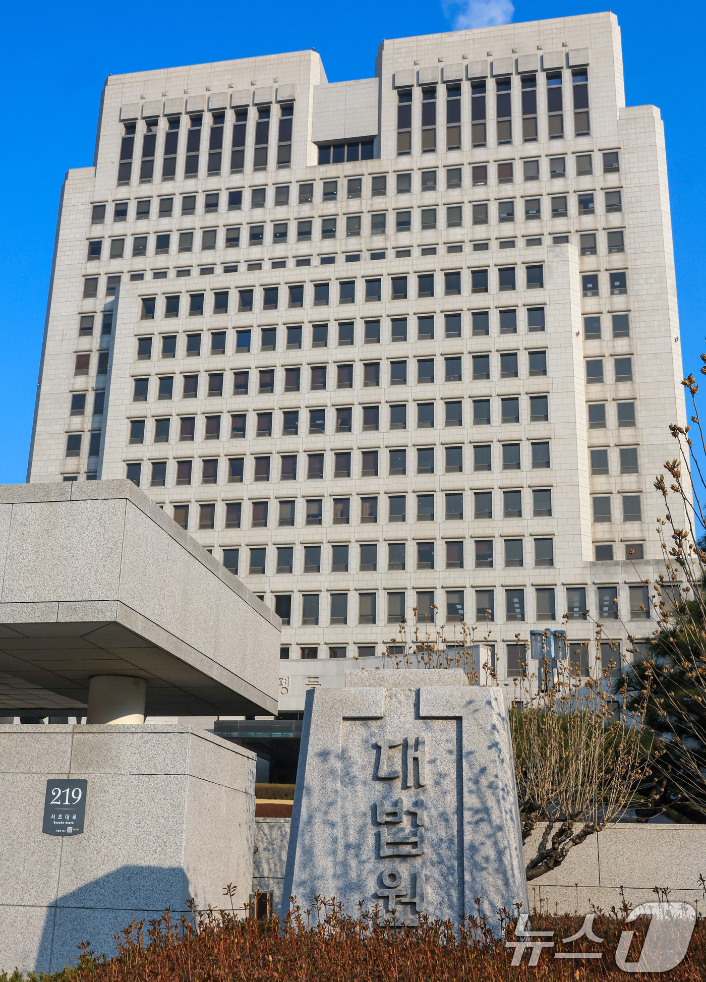 (서울=뉴스1) 이호윤 기자 = '사법개혁 3법'의 공포로 법 왜곡죄와 재판소원 제도 시행 첫날인 12일 전국 법원장들이 한자리에 모여 대책을 논의한다.법원장들은 이날 '사법제도 …