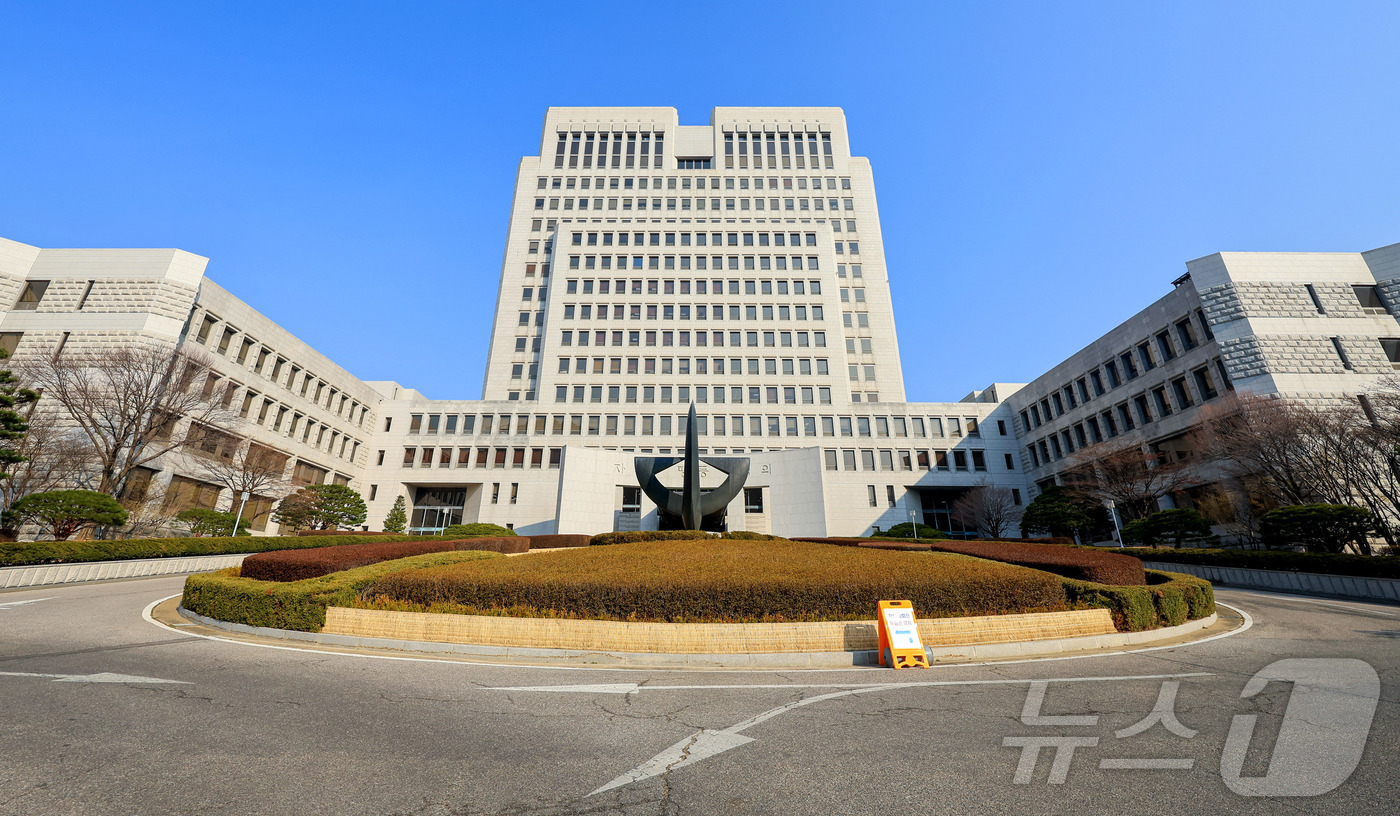 (서울=뉴스1) 이호윤 기자 = '사법개혁 3법'의 공포로 법 왜곡죄와 재판소원 제도 시행 첫날인 12일 전국 법원장들이 한자리에 모여 대책을 논의한다.법원장들은 이날 '사법제도 …