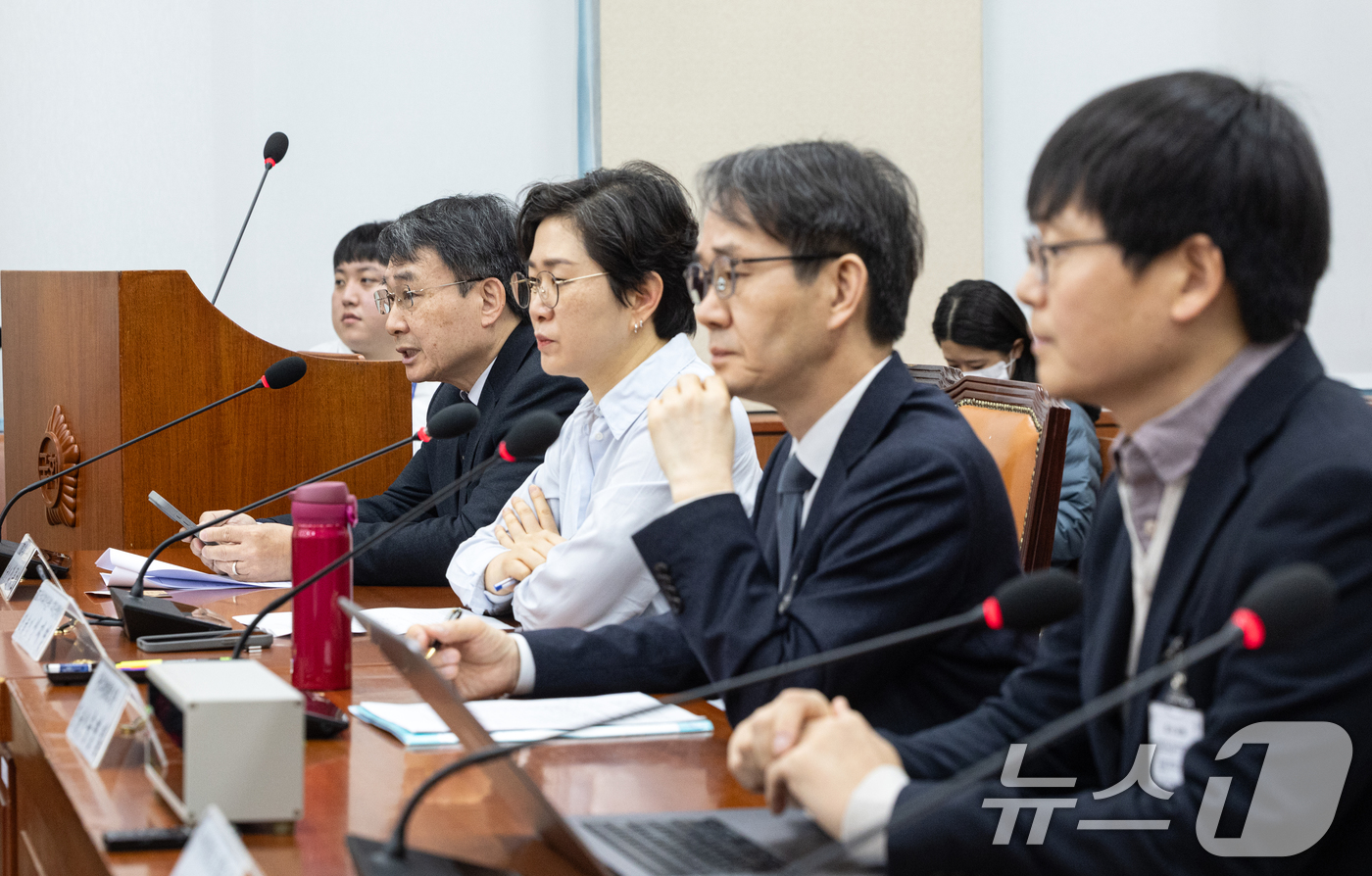 (서울=뉴스1) 이승배 기자 = 12일 서울 여의도 국회에서 열린 제433회국회(임시회) 기후에너지환경노동위원회 기후적응법안에 관한 입법공청회에서 김록호 전 WHO 과학부 표준국장 …