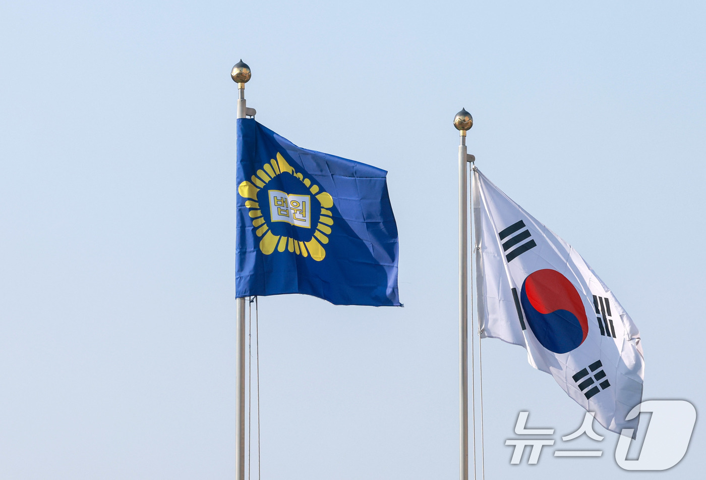 (서울=뉴스1) 이호윤 기자 = '사법개혁 3법'의 공포로 법 왜곡죄와 재판소원 제도 시행 첫날인 12일 전국 법원장들이 한자리에 모여 대책을 논의한다.법원장들은 이날 '사법제도 …