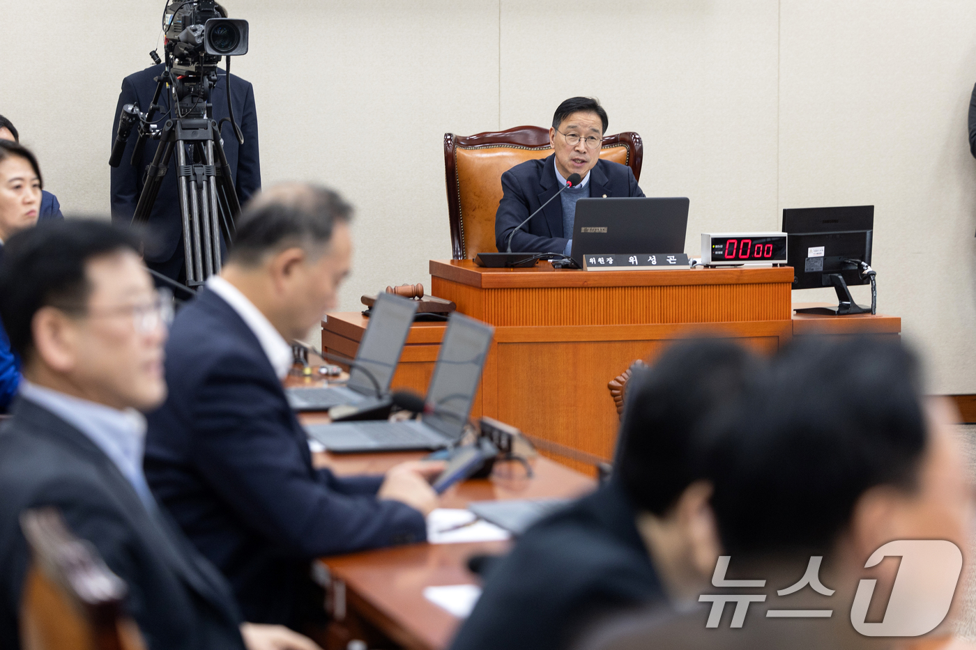 (서울=뉴스1) 이승배 기자 = 12일 서울 여의도 국회에서 열린 제433회국회(임시회) 기후에너지환경노동위원회 제9차 전체회의에서 위성곤 위원장이 의사진행을 하고 있다. 2026 …