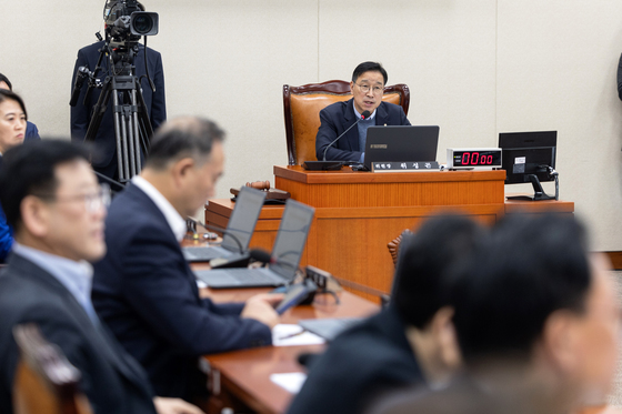 기후위기 특위 의사진행하는 위성곤 위원장