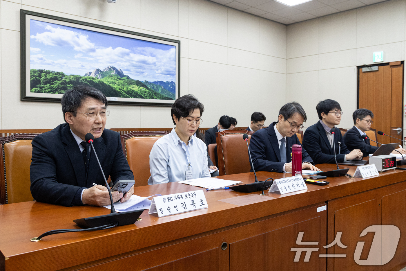 (서울=뉴스1) 이승배 기자 = 12일 서울 여의도 국회에서 열린 제433회국회(임시회) 기후에너지환경노동위원회 기후적응법안에 관한 입법공청회에서 김록호 전 WHO 과학부 표준국장 …