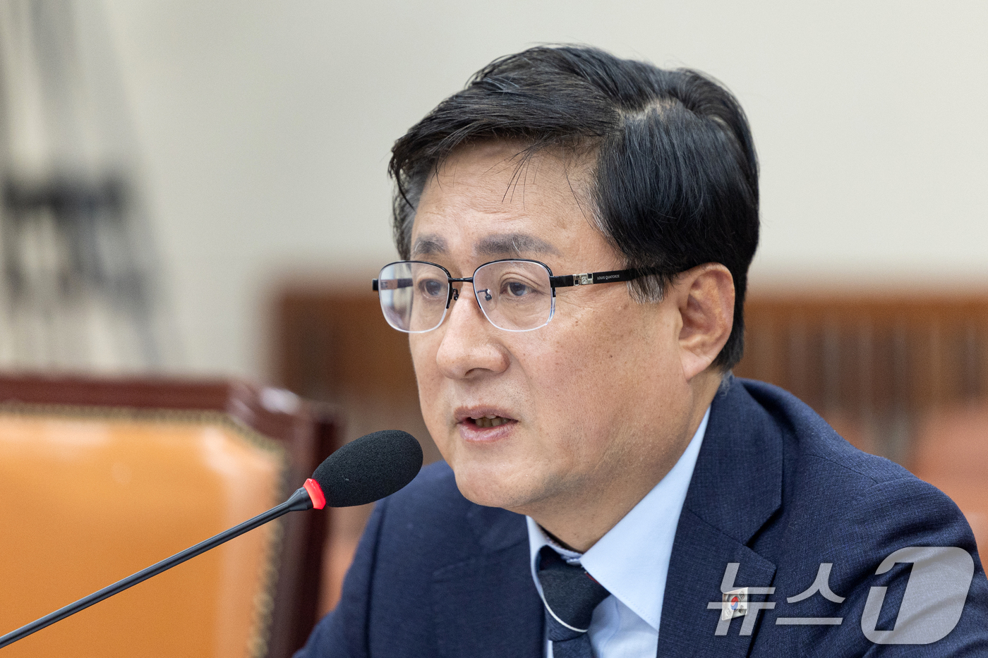 (서울=뉴스1) 이승배 기자 = 12일 서울 여의도 국회에서 열린 제433회국회(임시회) 기후에너지환경노동위원회 제9차 전체회의에서 김성환 기후에너지환경부 장관이 의원 질의에 답변 …