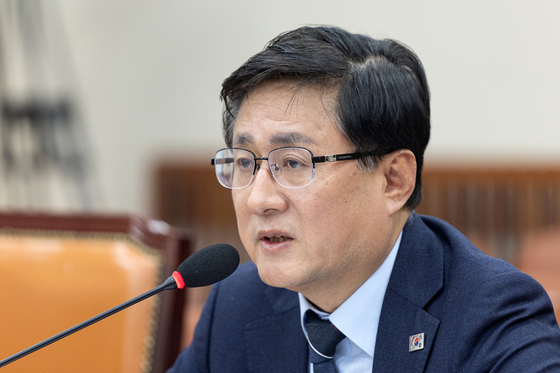 답변하는 김성환 장관