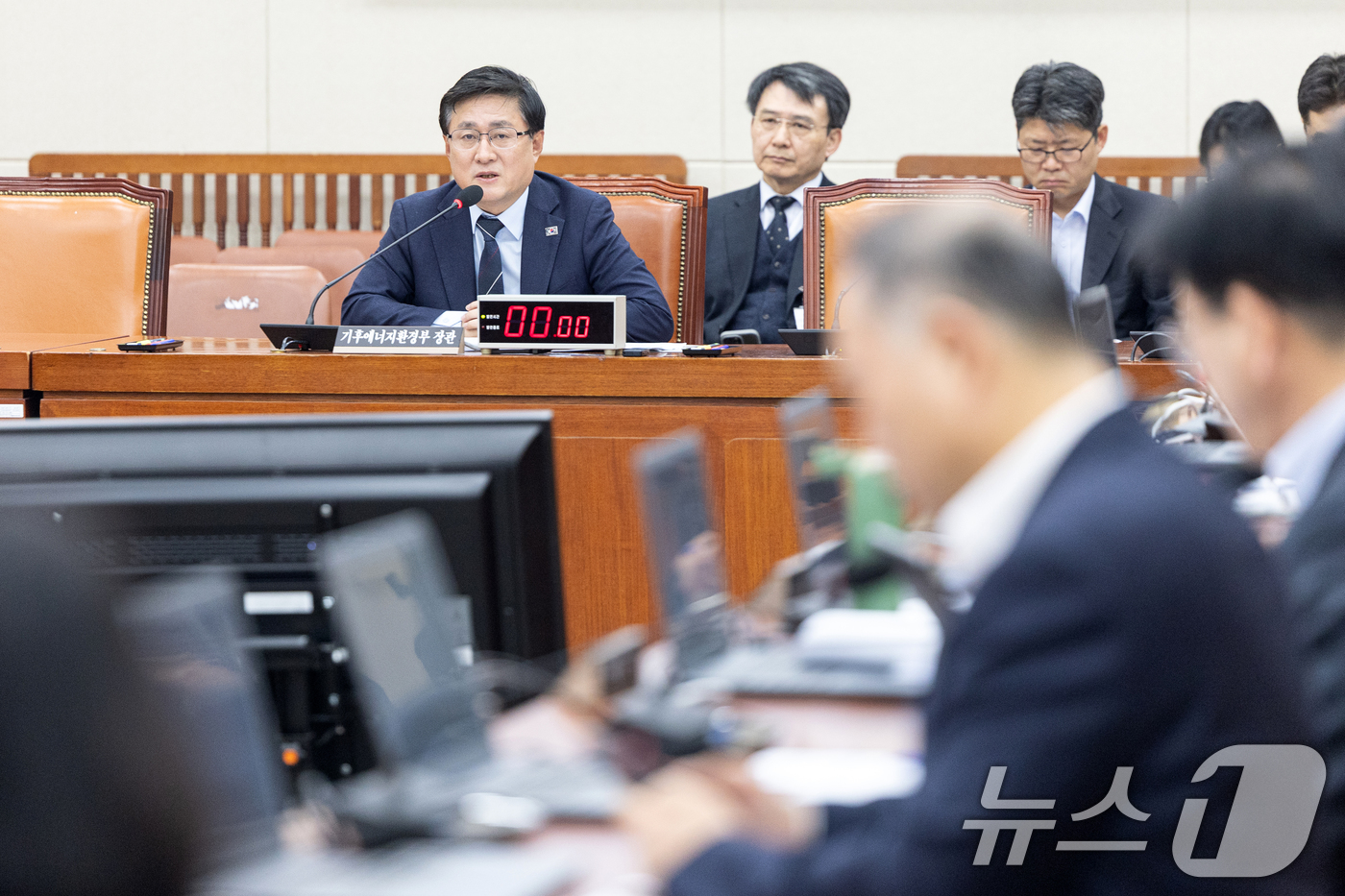 (서울=뉴스1) 이승배 기자 = 12일 서울 여의도 국회에서 열린 제433회국회(임시회) 기후에너지환경노동위원회 제9차 전체회의에서 김성환 기후에너지환경부 장관이 의원 질의에 답변 …