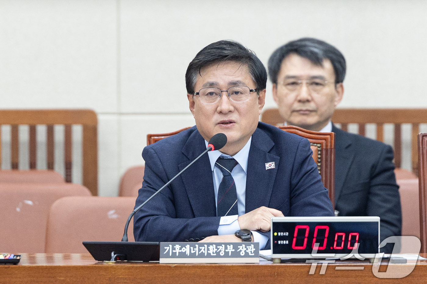 (서울=뉴스1) 이승배 기자 = 12일 서울 여의도 국회에서 열린 제433회국회(임시회) 기후에너지환경노동위원회 제9차 전체회의에서 김성환 기후에너지환경부 장관이 의원 질의에 답변 …