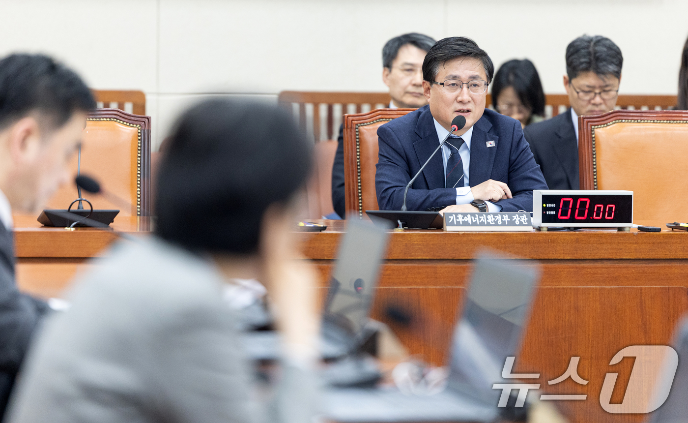 (서울=뉴스1) 이승배 기자 = 12일 서울 여의도 국회에서 열린 제433회국회(임시회) 기후에너지환경노동위원회 제9차 전체회의에서 김성환 기후에너지환경부 장관이 의원 질의에 답변 …