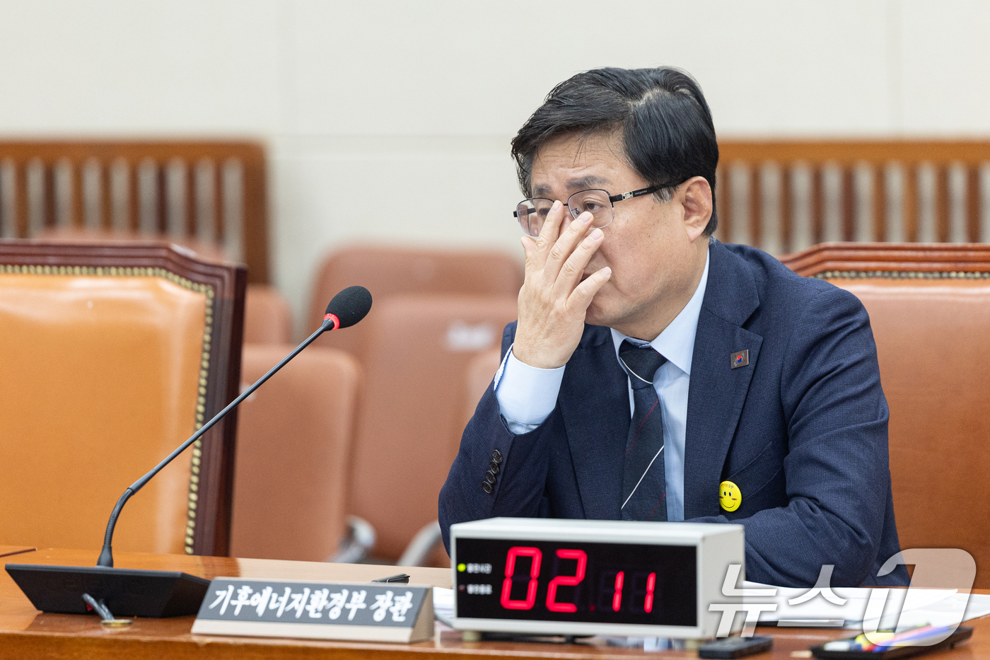 (서울=뉴스1) 이승배 기자 = 12일 서울 여의도 국회에서 열린 제433회국회(임시회) 기후에너지환경노동위원회 제9차 전체회의에서 김성환 기후에너지환경부 장관이 안경을 고쳐쓰고 …