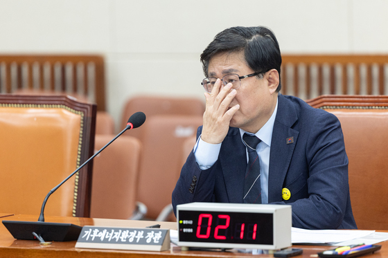 안경 고쳐쓰는 김성환 장관