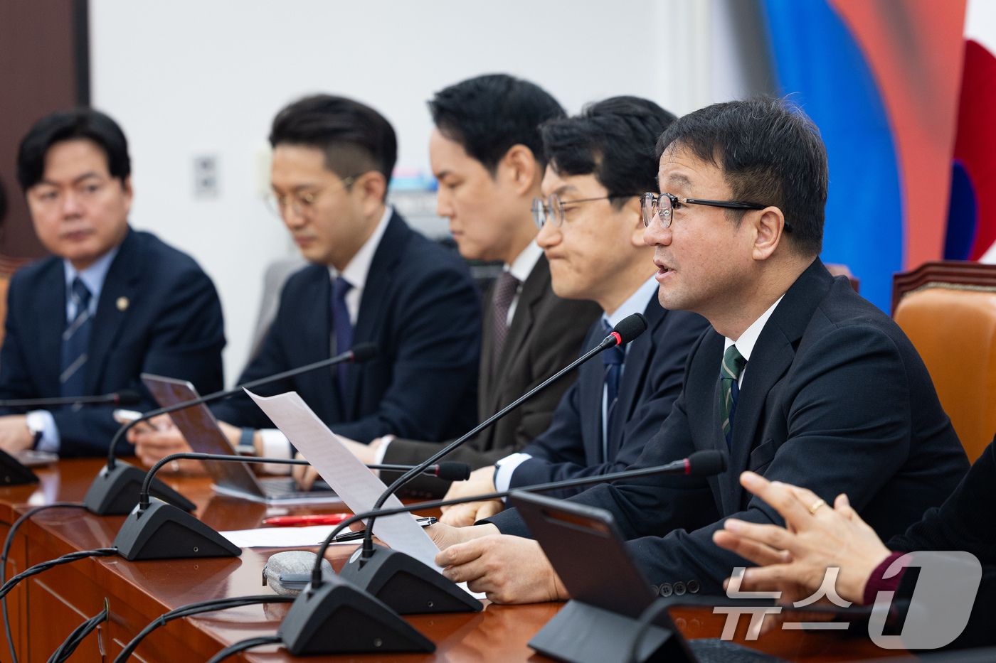 (서울=뉴스1) 유승관 기자 = 한병도 더불어민주당 원내대표가 12일 서울 여의도 국회에서 열린 정책조정회의에서 모두 발언을 하고 있다. 2026.3.12/뉴스1