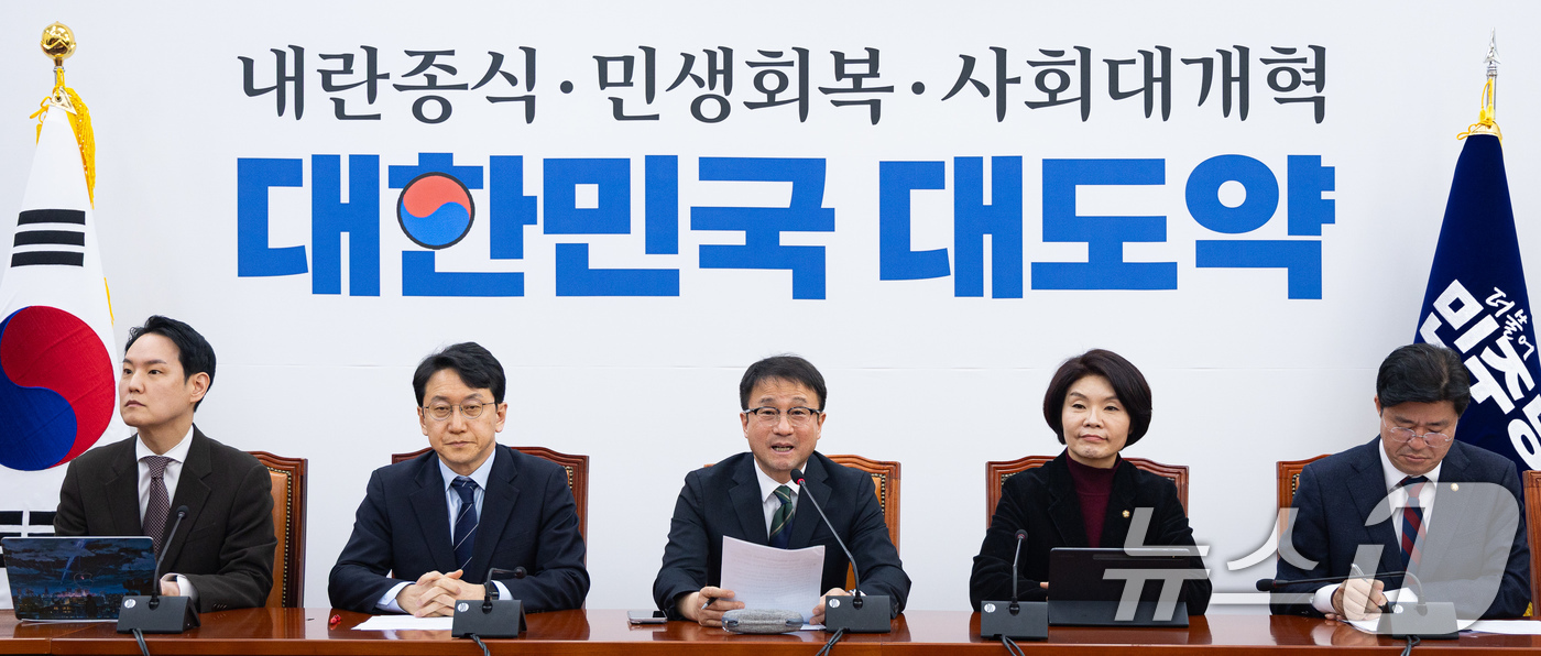 (서울=뉴스1) 유승관 기자 = 한병도 더불어민주당 원내대표가 12일 서울 여의도 국회에서 열린 정책조정회의에서 모두 발언을 하고 있다. 2026.3.12/뉴스1