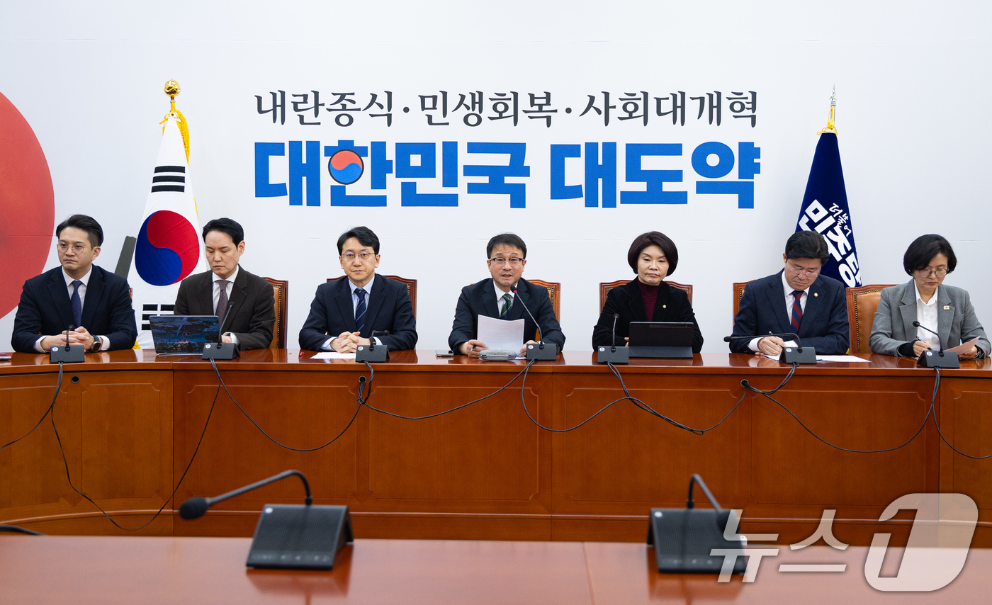 (서울=뉴스1) 유승관 기자 = 한병도 더불어민주당 원내대표가 12일 서울 여의도 국회에서 열린 정책조정회의에서 모두 발언을 하고 있다. 2026.3.12/뉴스1