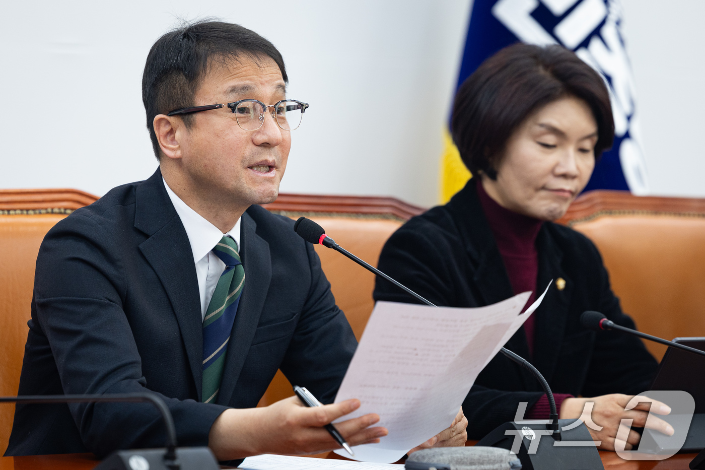 (서울=뉴스1) 유승관 기자 = 한병도 더불어민주당 원내대표가 12일 서울 여의도 국회에서 열린 정책조정회의에서 모두 발언을 하고 있다. 2026.3.12/뉴스1