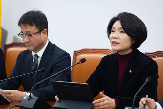 모두 발언하는 한정애 민주당 정책위의장