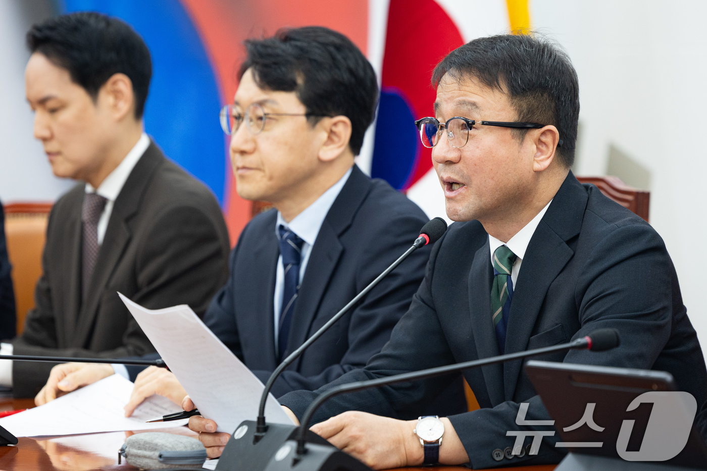 (서울=뉴스1) 유승관 기자 = 한병도 더불어민주당 원내대표가 12일 서울 여의도 국회에서 열린 정책조정회의에서 모두 발언을 하고 있다. 2026.3.12/뉴스1