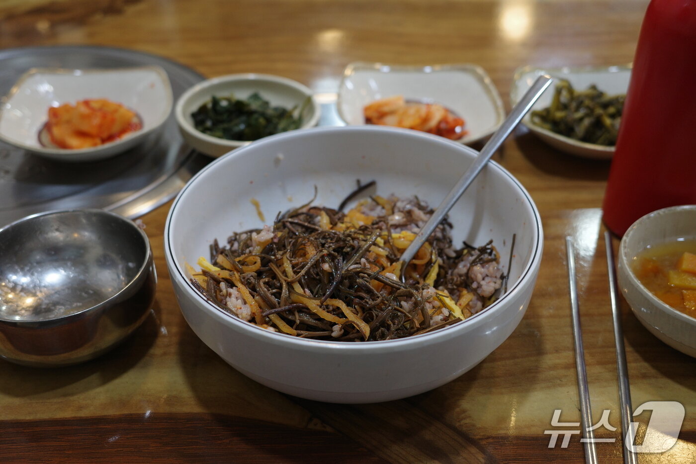 본문 이미지 - 고사리비빔밥.(제주관광공사 제공. 재판매 및 DB 금지)