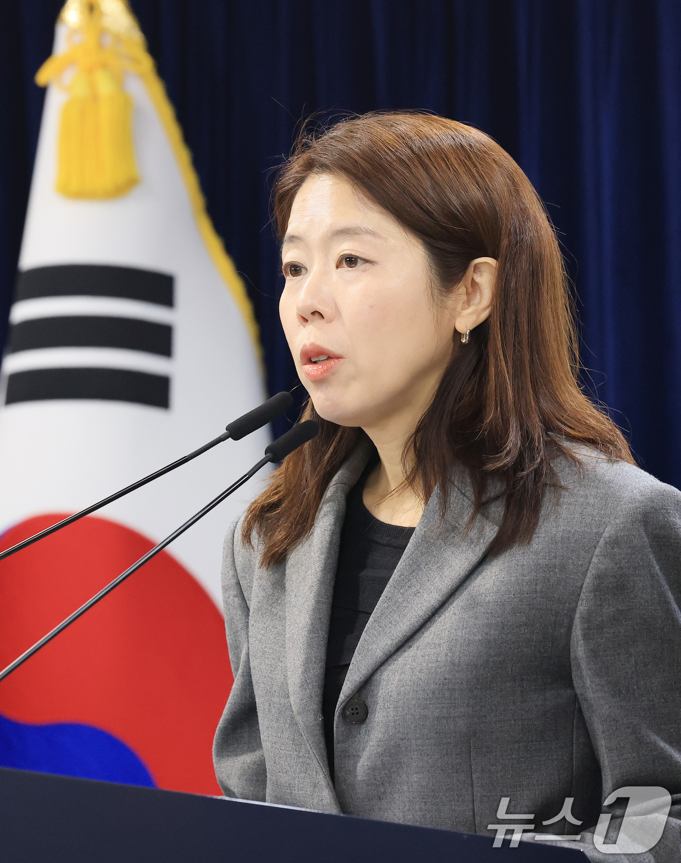 (서울=뉴스1) 임세영 기자 = 윤여진 개인정보보호위원회 조사1과장이 12일 서울 종로구 정부서울청사에서 개인정보 보호 법규 위반한 '롯데카드'에 대한 제재를 발표하고 있다.개인정 …