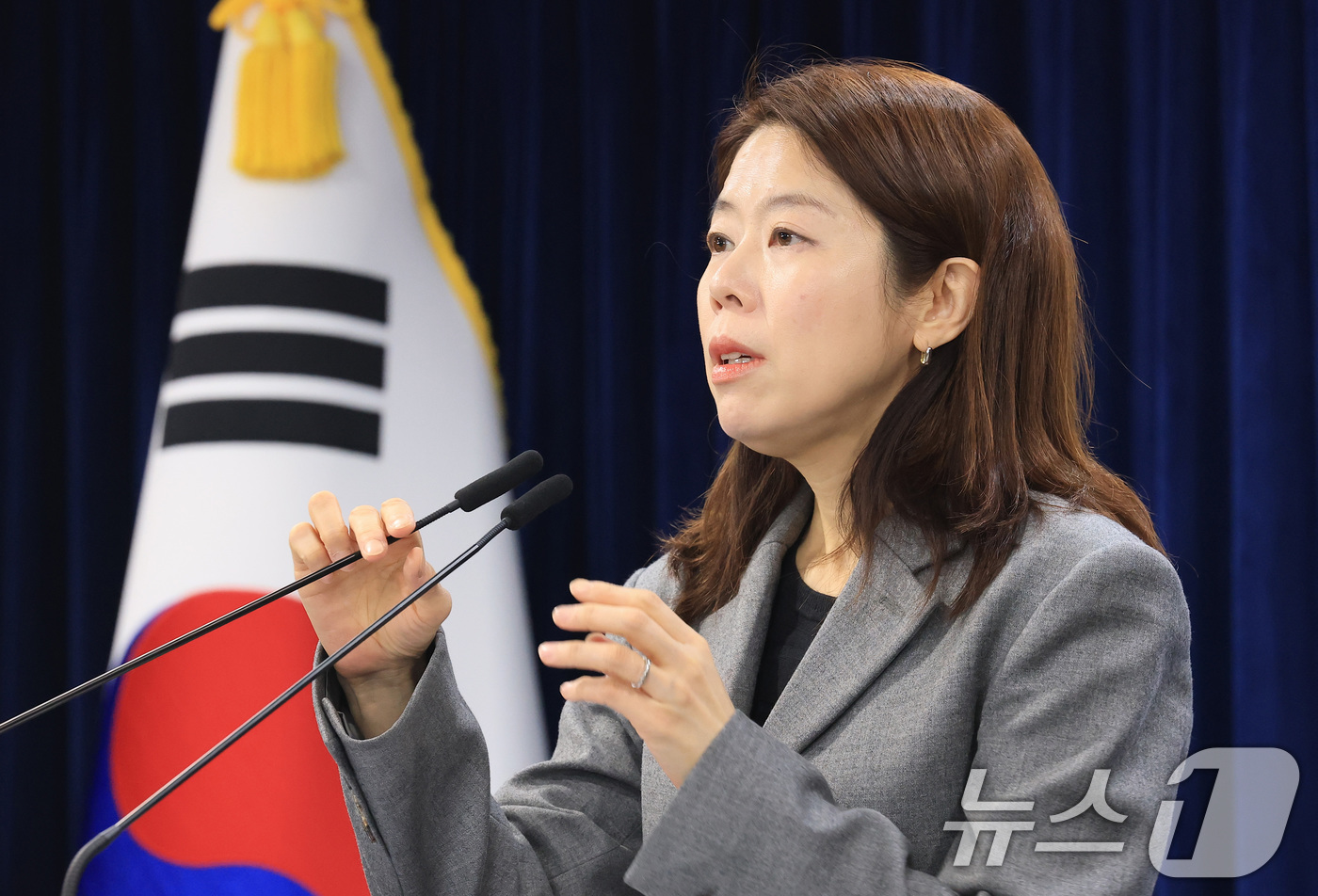 (서울=뉴스1) 임세영 기자 = 윤여진 개인정보보호위원회 조사1과장이 12일 서울 종로구 정부서울청사에서 개인정보 보호 법규 위반한 '롯데카드'에 대한 제재를 발표하고 있다.개인정 …