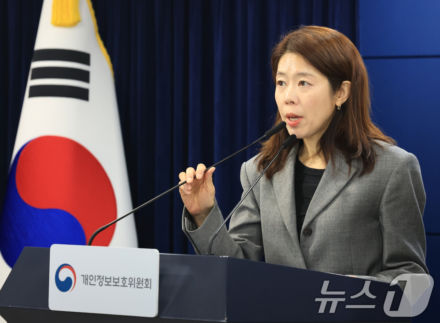 (서울=뉴스1) 임세영 기자 = 윤여진 개인정보보호위원회 조사1과장이 12일 서울 종로구 정부서울청사에서 개인정보 보호 법규 위반한 '롯데카드'에 대한 제재를 발표하고 있다.개인정 …