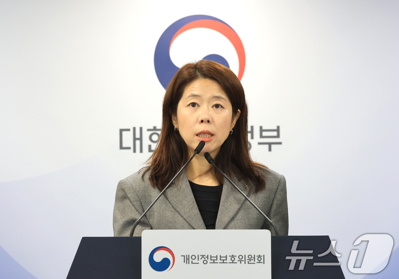 (서울=뉴스1) 임세영 기자 = 윤여진 개인정보보호위원회 조사1과장이 12일 서울 종로구 정부서울청사에서 개인정보 보호 법규 위반한 '롯데카드'에 대한 제재를 발표하고 있다.개인정 …