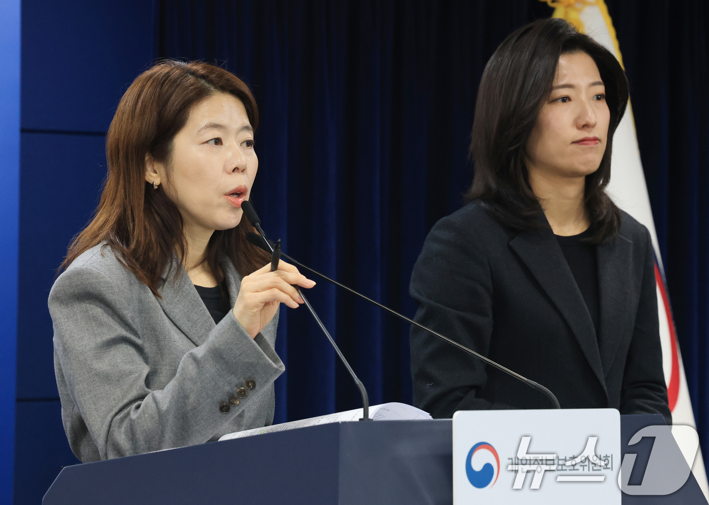 (서울=뉴스1) 임세영 기자 = 윤여진 개인정보보호위원회 조사1과장이 12일 서울 종로구 정부서울청사에서 개인정보 보호 법규 위반한 '롯데카드'에 대한 제재를 발표하고 있다.개인정 …