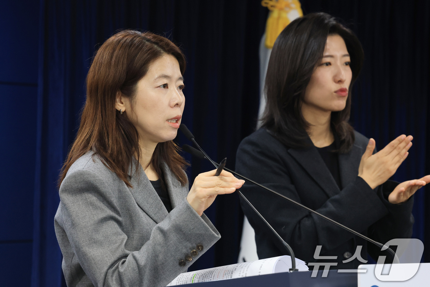 (서울=뉴스1) 임세영 기자 = 윤여진 개인정보보호위원회 조사1과장이 12일 서울 종로구 정부서울청사에서 개인정보 보호 법규 위반한 '롯데카드'에 대한 제재를 발표하고 있다.개인정 …