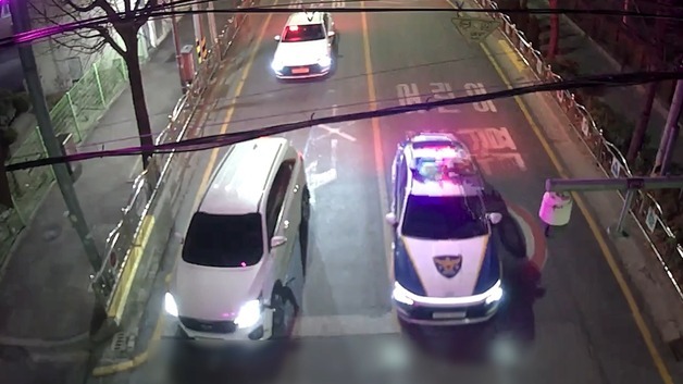 "바퀴 터졌는데 운전"…새벽 추격전 끝 붙잡힌 30대 여성