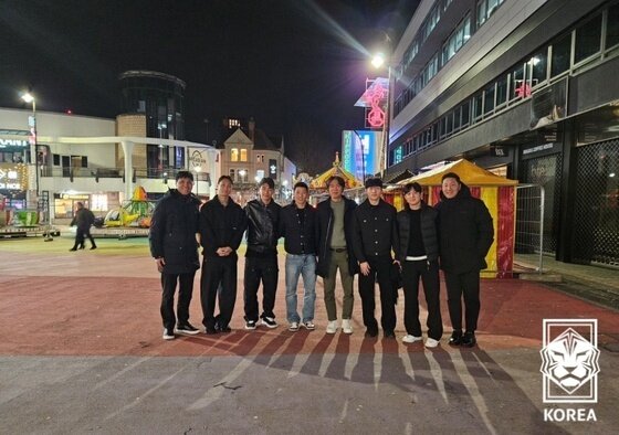 본문 이미지 - 유럽파를 현장에서 체크한 홍명보 감독 (KFA 제공)