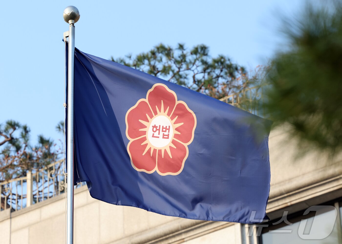 본문 이미지 - '최종심'인 대법원의 확정 판결에 대한 헌법소원을 청구할 수 있는 내용이 포함된 '사법개혁 3법이 12일 0시 전자 관보를 통해 정식 공포됐다. 사진은 이날 서울 종로구 헌법재판소. 2026.3.12 ⓒ 뉴스1 김진환 기자