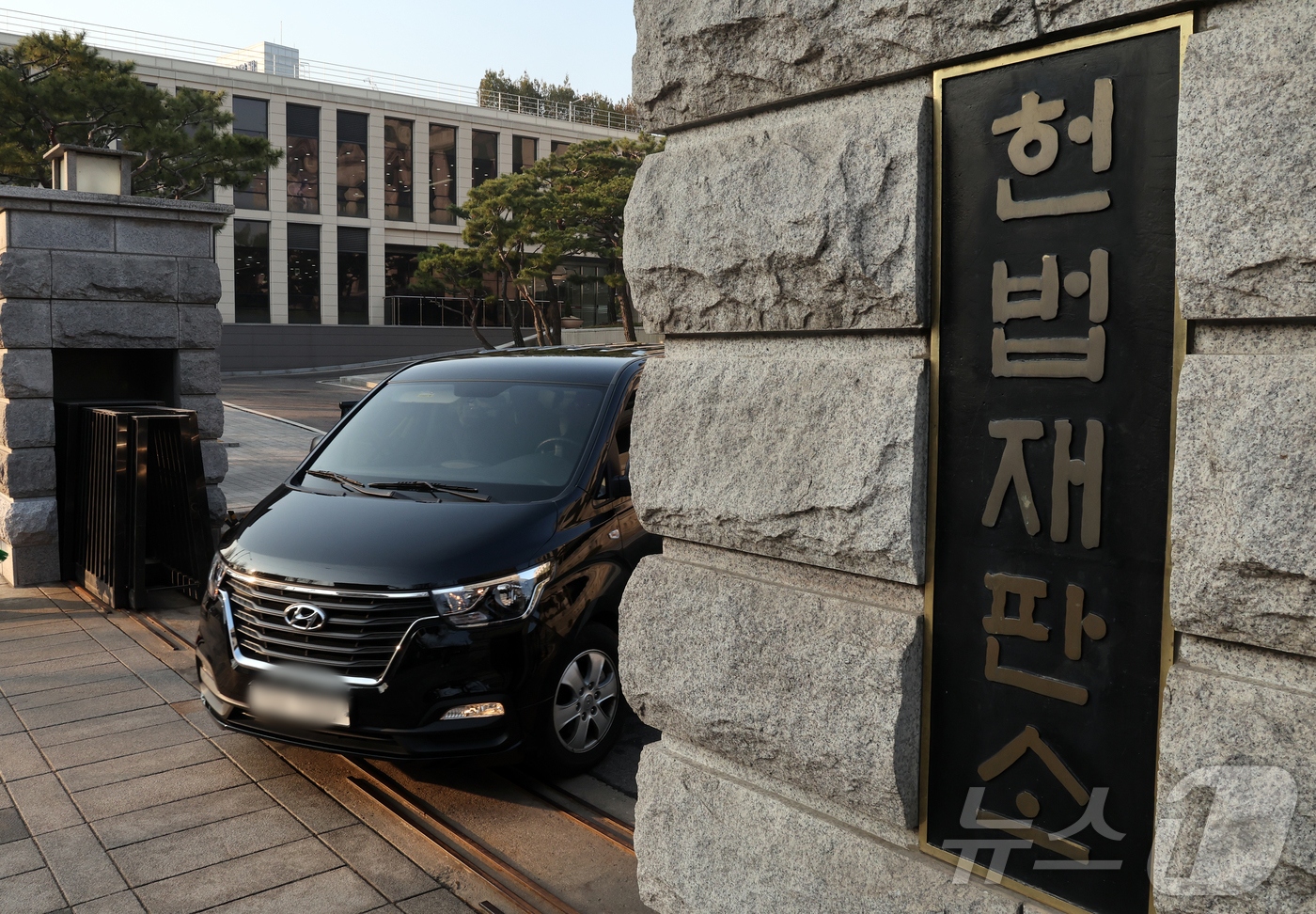 (서울=뉴스1) 김진환 기자 = '최종심'인 대법원의 확정 판결에 대한 헌법소원을 청구할 수 있는 내용이 포함된 '사법개혁 3법이 12일 0시 전자 관보를 통해 정식 공포됐다.사진 …