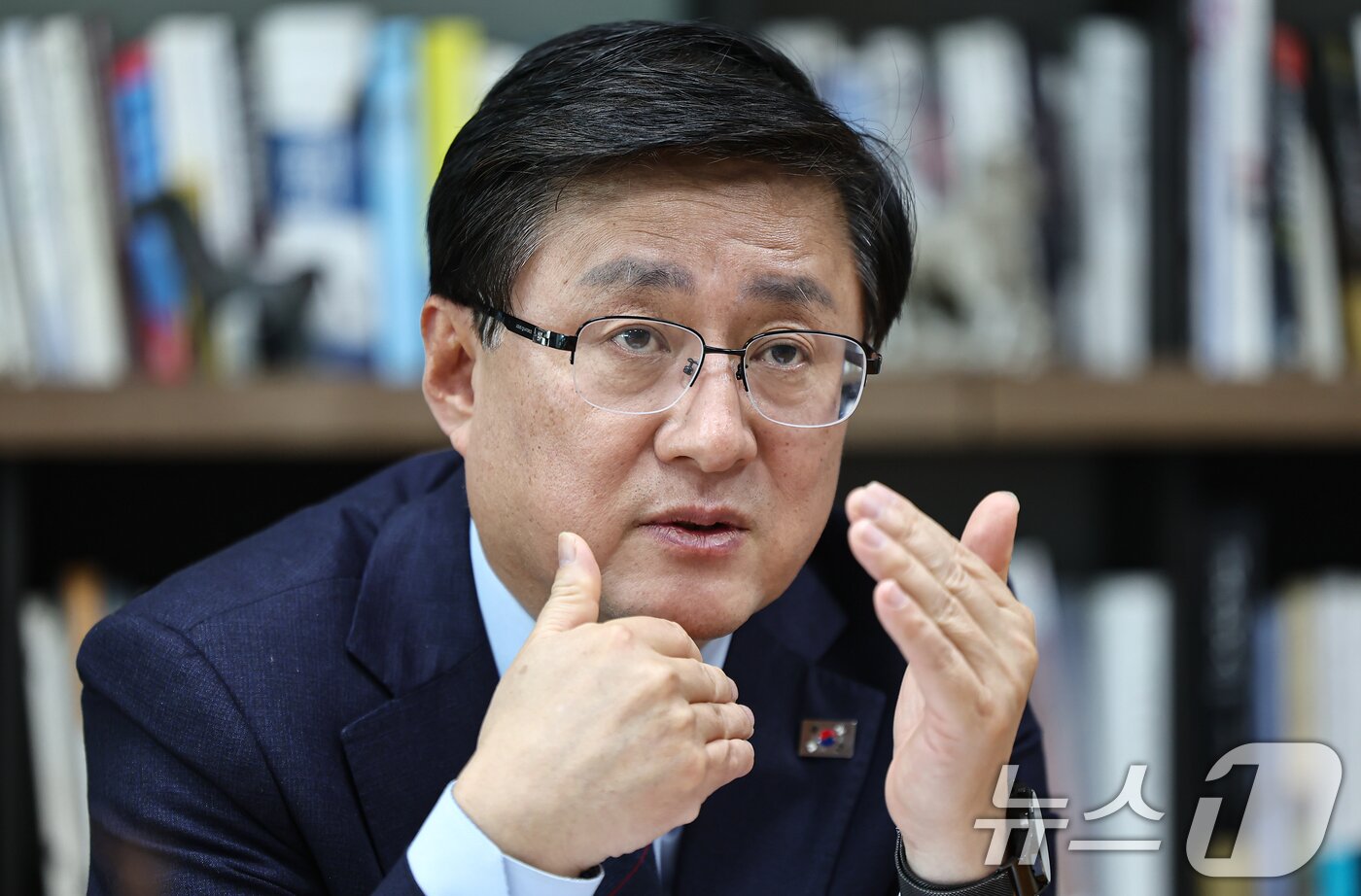 본문 이미지 - 김성환 기후에너지환경부 장관이 서울 여의도 국회에서 뉴스1과 인터뷰를 하고 있다. 2026.3.12 ⓒ 뉴스1 김도우 기자