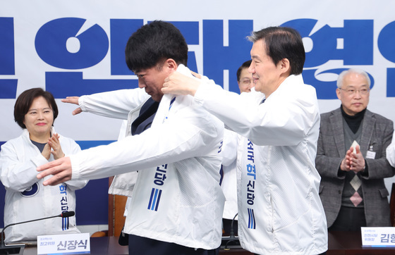 점퍼 입혀주는 조국 대표