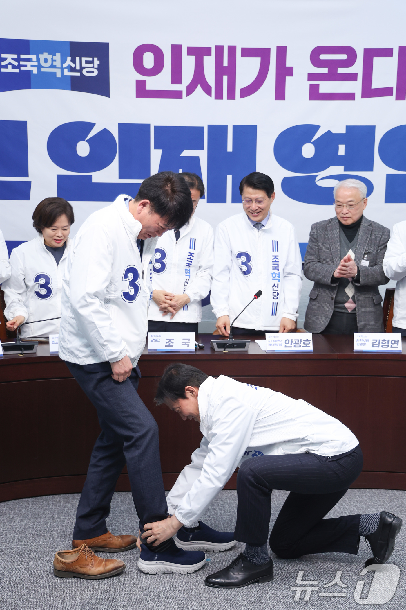 (서울=뉴스1) 신웅수 기자 = 조국 조국혁신당 대표가 12일 서울 여의도 국회에서 열린 6.3 지방선거 혁신 인재 1호 영입식에서 안광호 전 인천경제자유구역청 본부장에게 신발을 …